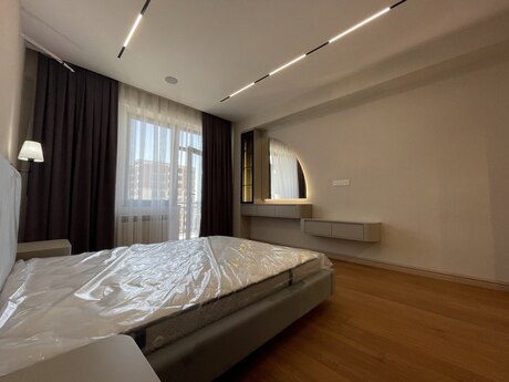 3-комн. новостройка - м. 28 мая - 132.2 м²