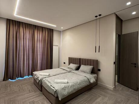 3 otaqlı yeni tikili - Şıxov q. - 158 m²