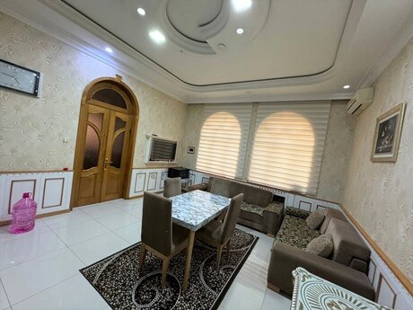 8 otaqlı həyət evi/bağ evi - Binəqədi r. - 650 m²