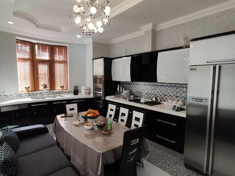 5 otaqlı həyət evi/bağ evi - Bakıxanov q. - 300 m²