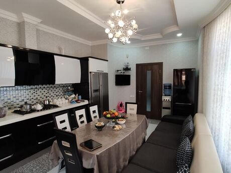 5 otaqlı həyət evi/bağ evi - Bakıxanov q. - 300 m²