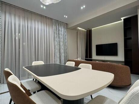 3-room apartment for rent, 125 m², Ağ şəhər: 1 800 ₼/mo 5