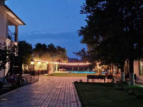 8 otaqlı həyət evi/bağ evi - Novxanı q. - 1000 m²