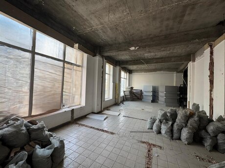 Obyekt - İnşaatçılar m. - 300 m²