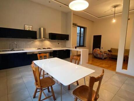 5 otaqlı həyət evi/bağ evi - 8-ci kilometr q. - 400 m²
