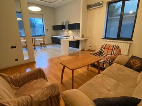 5 otaqlı həyət evi/bağ evi - 8-ci kilometr q. - 400 m²