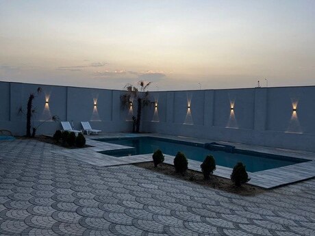 5 otaqlı həyət evi/bağ evi - Novxanı q. - 400 m²