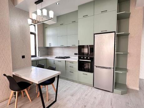 2-комнатная квартира, 72 м², 28 May: 245 000 ₼ 3