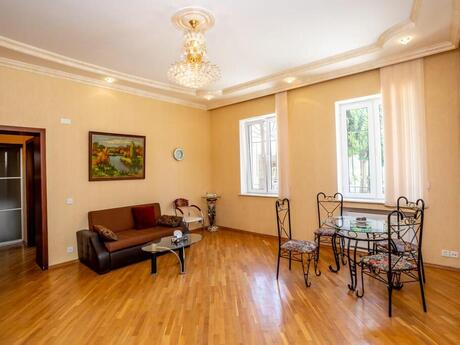 6 otaqlı həyət evi/bağ evi - Badamdar q. - 405 m²