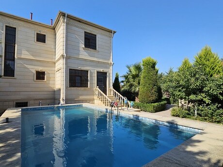 8 otaqlı həyət evi/bağ evi - Novxanı q. - 300 m²