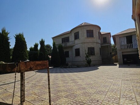 8 otaqlı həyət evi/bağ evi - Novxanı q. - 300 m²
