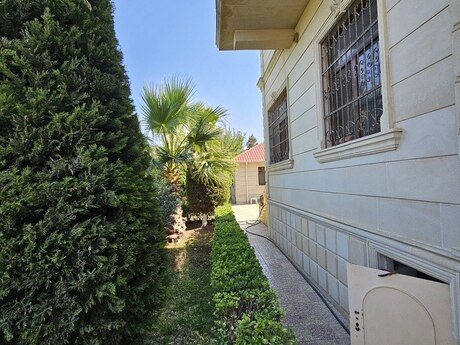 8 otaqlı həyət evi/bağ evi - Novxanı q. - 300 m²