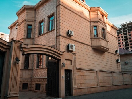 8 otaqlı həyət evi/bağ evi - 20 Yanvar m. - 600 m²