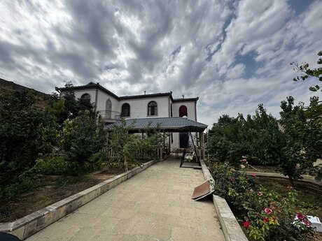 8 otaqlı həyət evi/bağ evi - Bakıxanov q. - 500 m²