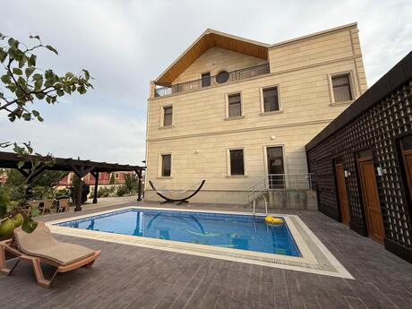 9 otaqlı həyət evi/bağ evi - Novxanı q. - 900 m²