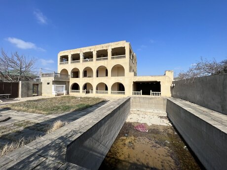 10 otaqlı həyət evi/bağ evi - Ələt q. - 850 m²