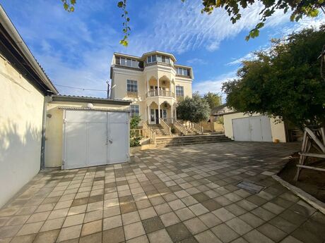 9 otaqlı həyət evi/bağ evi - Azadlıq Prospekti m. - 435 m²