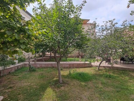 6 otaqlı həyət evi/bağ evi - Bakıxanov q. - 270 m²
