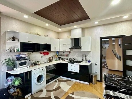 4-комнатная квартира, 154 м², 8 Noyabr: 324 000 ₼ 4