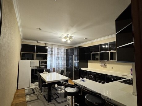 4 otaqlı yeni tikili - Nəsimi r. - 178 m²
