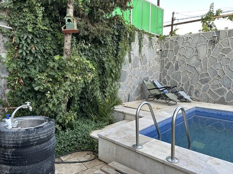 4 otaqlı həyət evi/bağ evi - Suraxanı r. - 200 m²