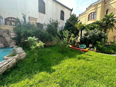 8 otaqlı həyət evi/bağ evi - Azadlıq Prospekti m. - 800 m²