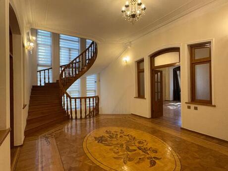 6 otaqlı həyət evi/bağ evi - Elmlər Akademiyası m. - 450 m²