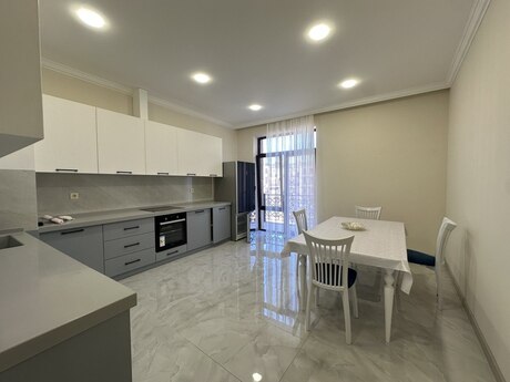 3-room apartment for rent, 135 m², Ağ şəhər: 1 700 ₼/mo 3