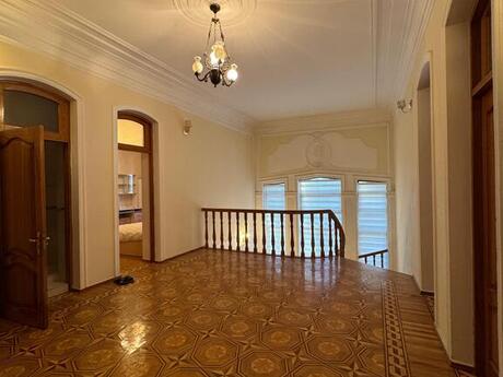 6 otaqlı həyət evi/bağ evi - Elmlər Akademiyası m. - 450 m²