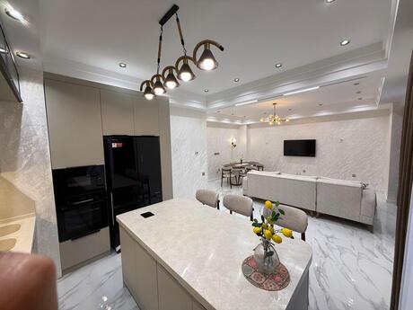 4 otaqlı yeni tikili - Ağ şəhər q. - 140 m²