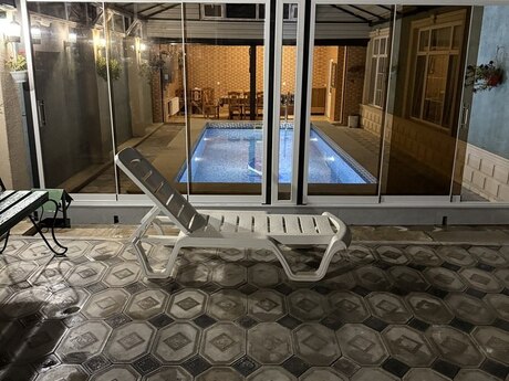 5 otaqlı həyət evi/bağ evi - Novxanı q. - 300 m²