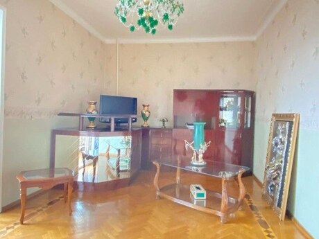 3 otaqlı köhnə tikili - 28 May m. - 92 m²