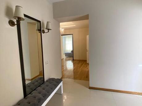 8 otaqlı həyət evi/bağ evi - Gənclik m. - 367 m²