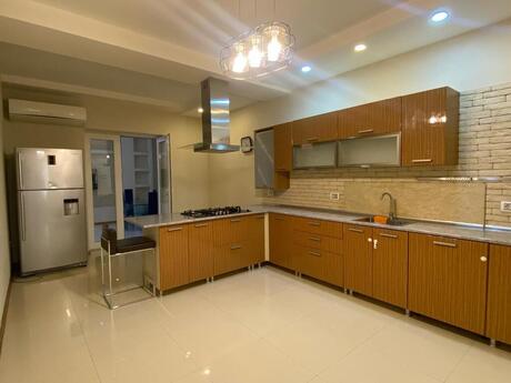 8 otaqlı həyət evi/bağ evi - Gənclik m. - 367 m²