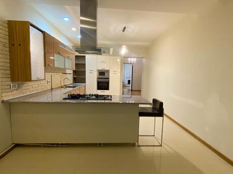 8 otaqlı həyət evi/bağ evi - Gənclik m. - 367 m²