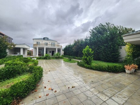 5 otaqlı həyət evi/bağ evi - Novxanı q. - 240 m²