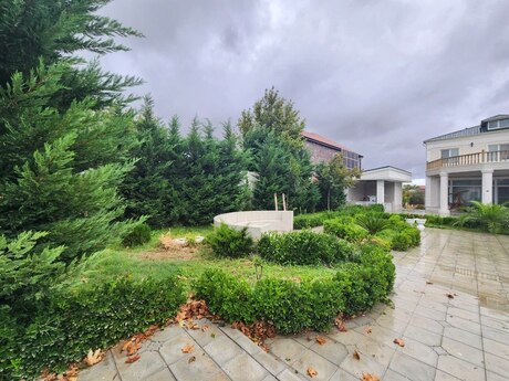 5 otaqlı həyət evi/bağ evi - Novxanı q. - 240 m²