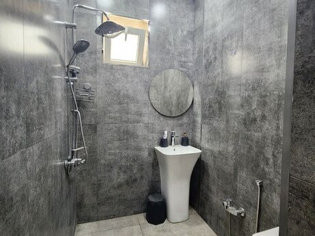 5 otaqlı həyət evi/bağ evi - Novxanı q. - 240 m²