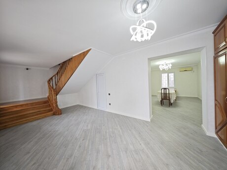 5 otaqlı həyət evi/bağ evi - Bakıxanov q. - 240 m²