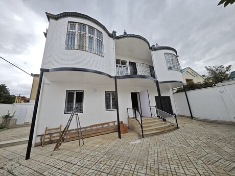 5 otaqlı həyət evi/bağ evi - Bakıxanov q. - 240 m²