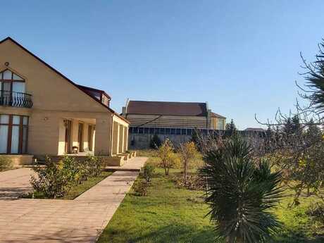 6 otaqlı həyət evi/bağ evi - Şüvəlan q. - 340 m²