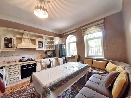 8 otaqlı həyət evi/bağ evi - Nərimanov r. - 900 m²