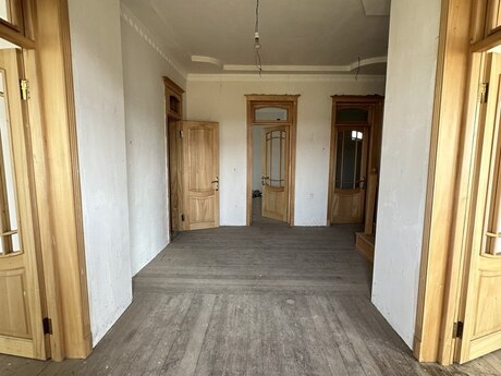 8 otaqlı həyət evi/bağ evi - Novxanı q. - 210 m²