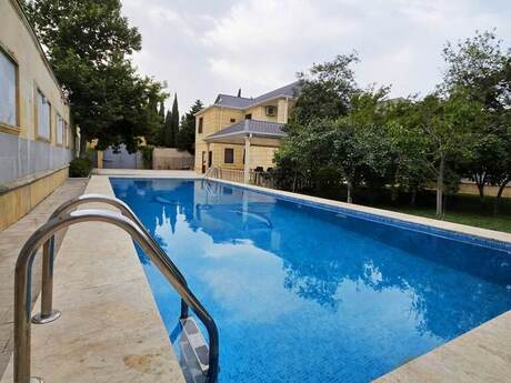 7 otaqlı həyət evi/bağ evi - Novxanı q. - 300 m²