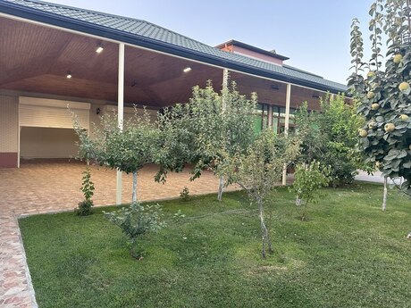 6 otaqlı həyət evi/bağ evi - Buzovna q. - 320 m²