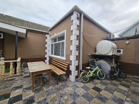 8 otaqlı həyət evi/bağ evi - Şüvəlan q. - 180 m²