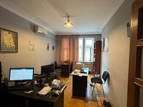 8 otaqlı həyət evi/bağ evi - Gənclik m. - 500 m²