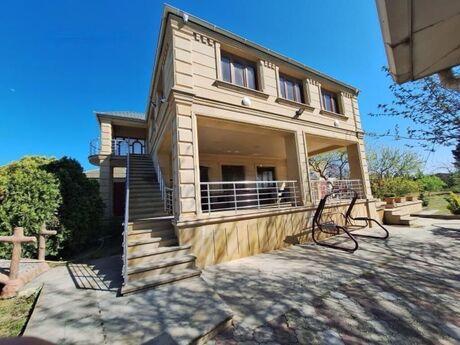 8 otaqlı həyət evi/bağ evi - Novxanı q. - 300 m²