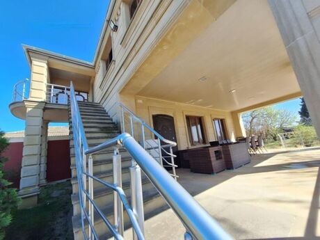 8 otaqlı həyət evi/bağ evi - Novxanı q. - 300 m²