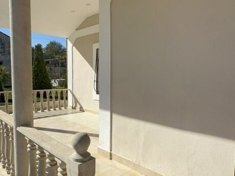 7 otaqlı həyət evi/bağ evi - Novxanı q. - 240 m²